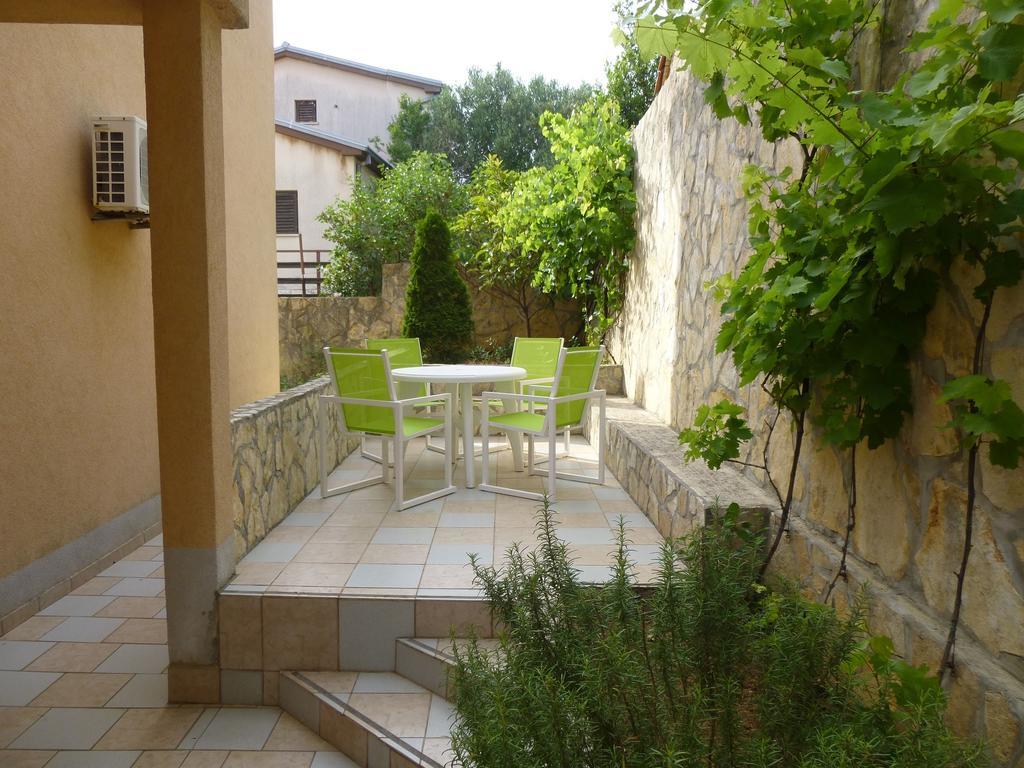 Apartments Villa Rosmarin Omišalj Kamer foto