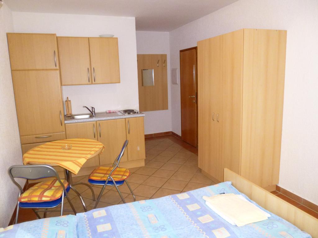 Apartments Villa Rosmarin Omišalj Kamer foto