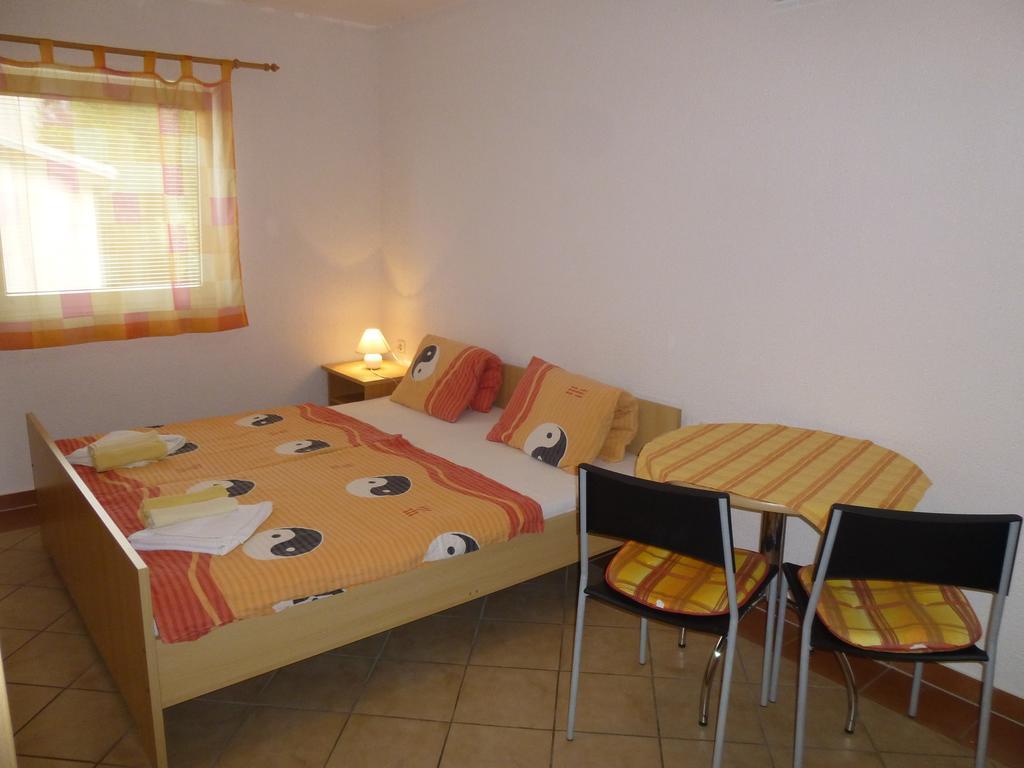 Apartments Villa Rosmarin Omišalj Kamer foto