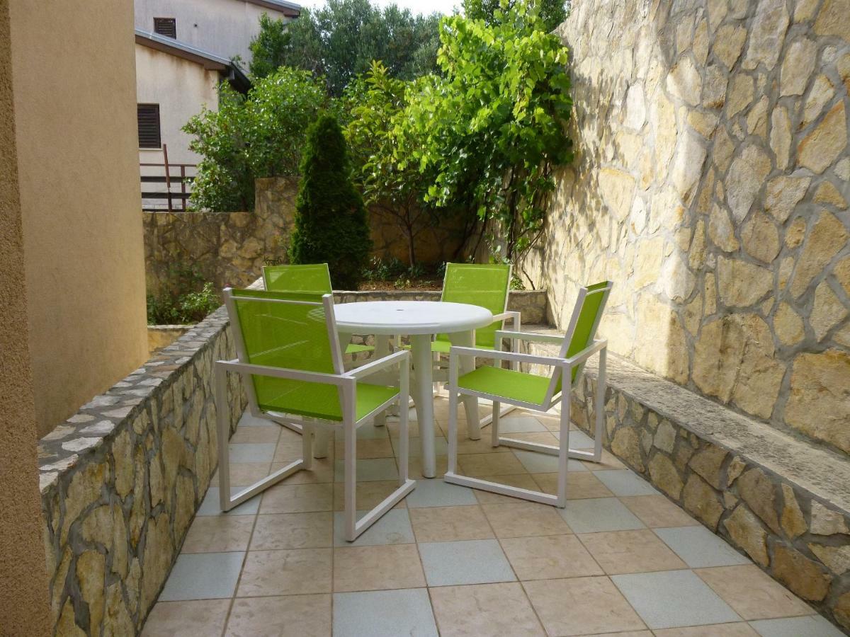 Apartments Villa Rosmarin Omišalj Buitenkant foto