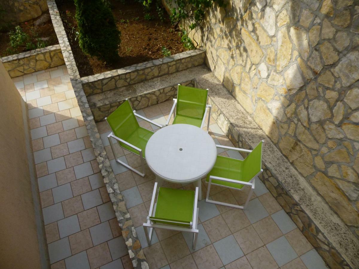 Apartments Villa Rosmarin Omišalj Buitenkant foto